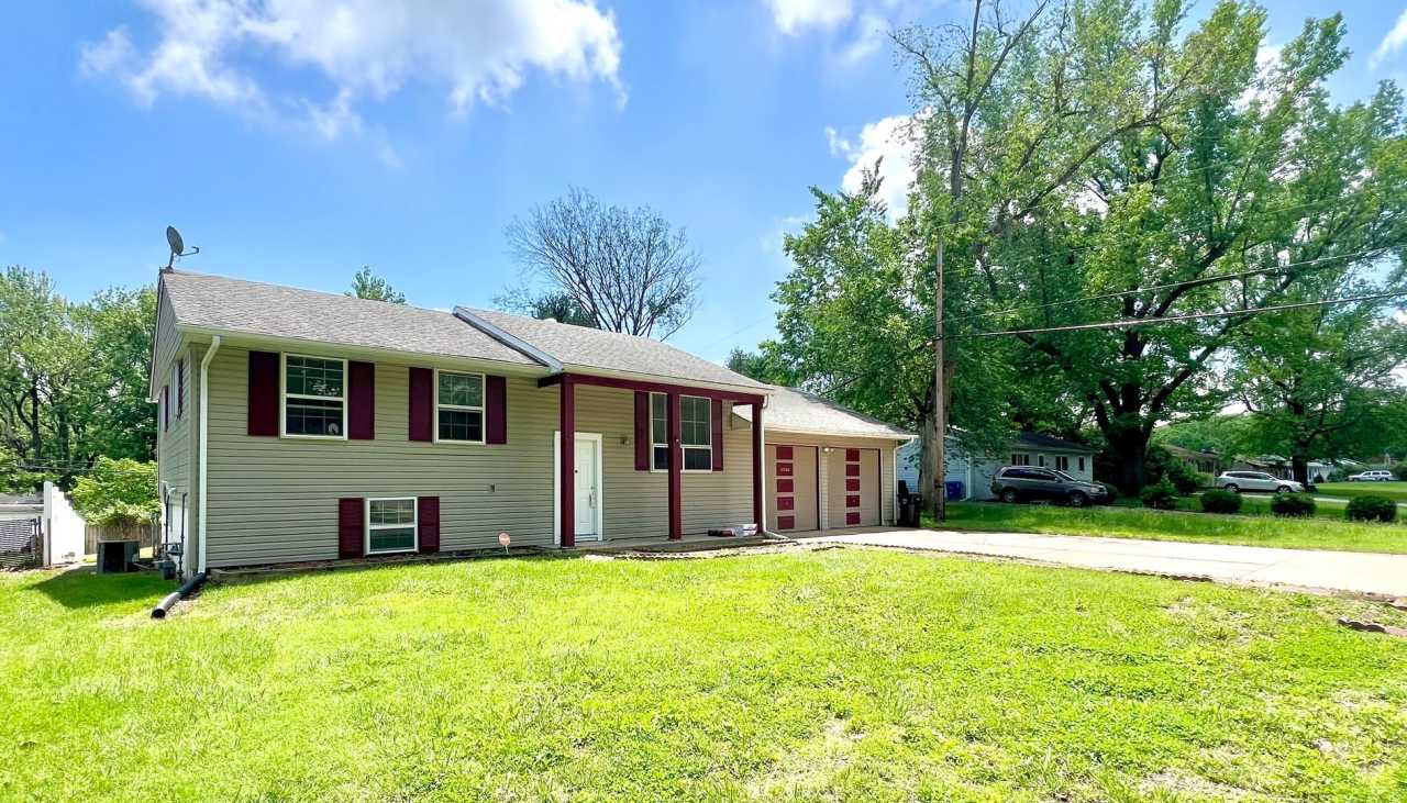 Spacious 3 Bedroom, 2 Bath Home with Oversized Garage!! Presented By Tiffany Gerling’s Team!