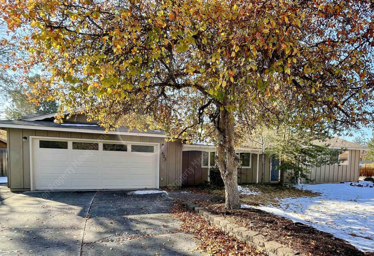 Updated 3 BR + home office w/ large yard in quiet cul-de-sac