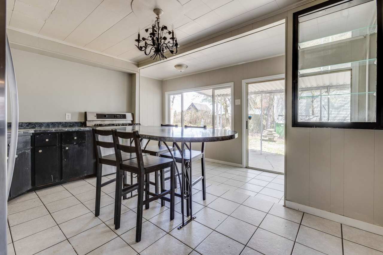 Available MAY 2026 - Beautiful, LARGE 4+ bedroom/2 bath GEM in South Side Slopes!