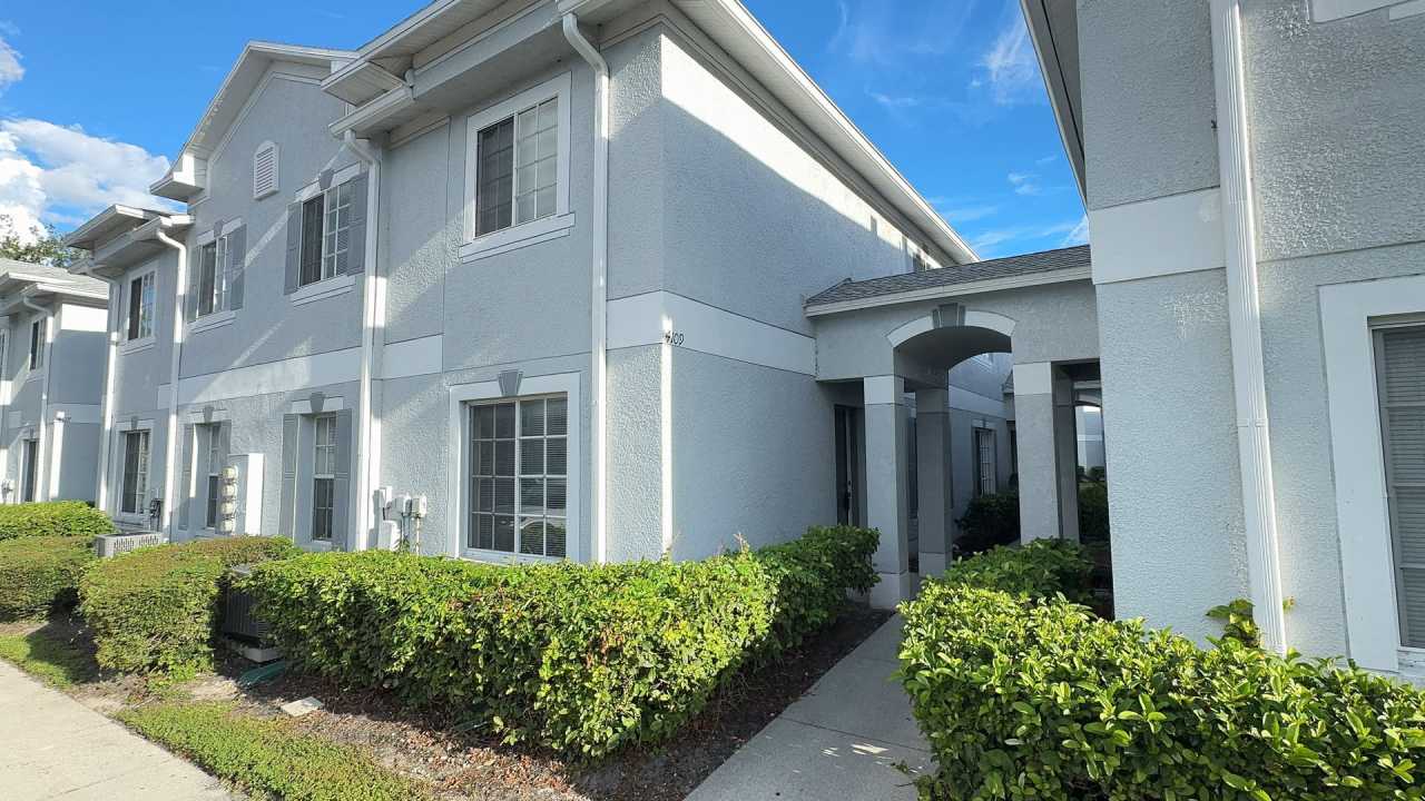 MOVE IN SPECIAL- Newly renovated 3 bedroom/2.5 bath townhouse for rent located in the lovely gated community of Riverwalk at Waterside Condominiums!