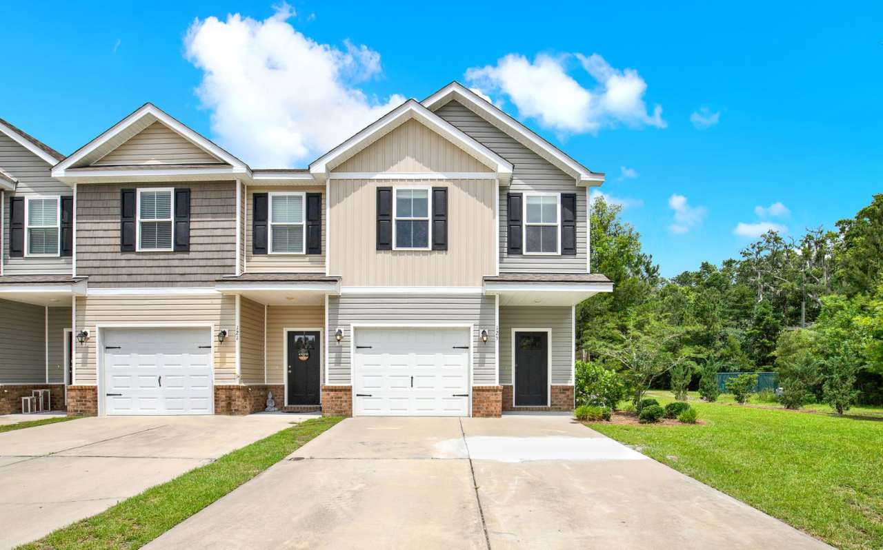 Spacious 3-Bedroom End-Unit Townhome in Prime Richmond Hill Location!