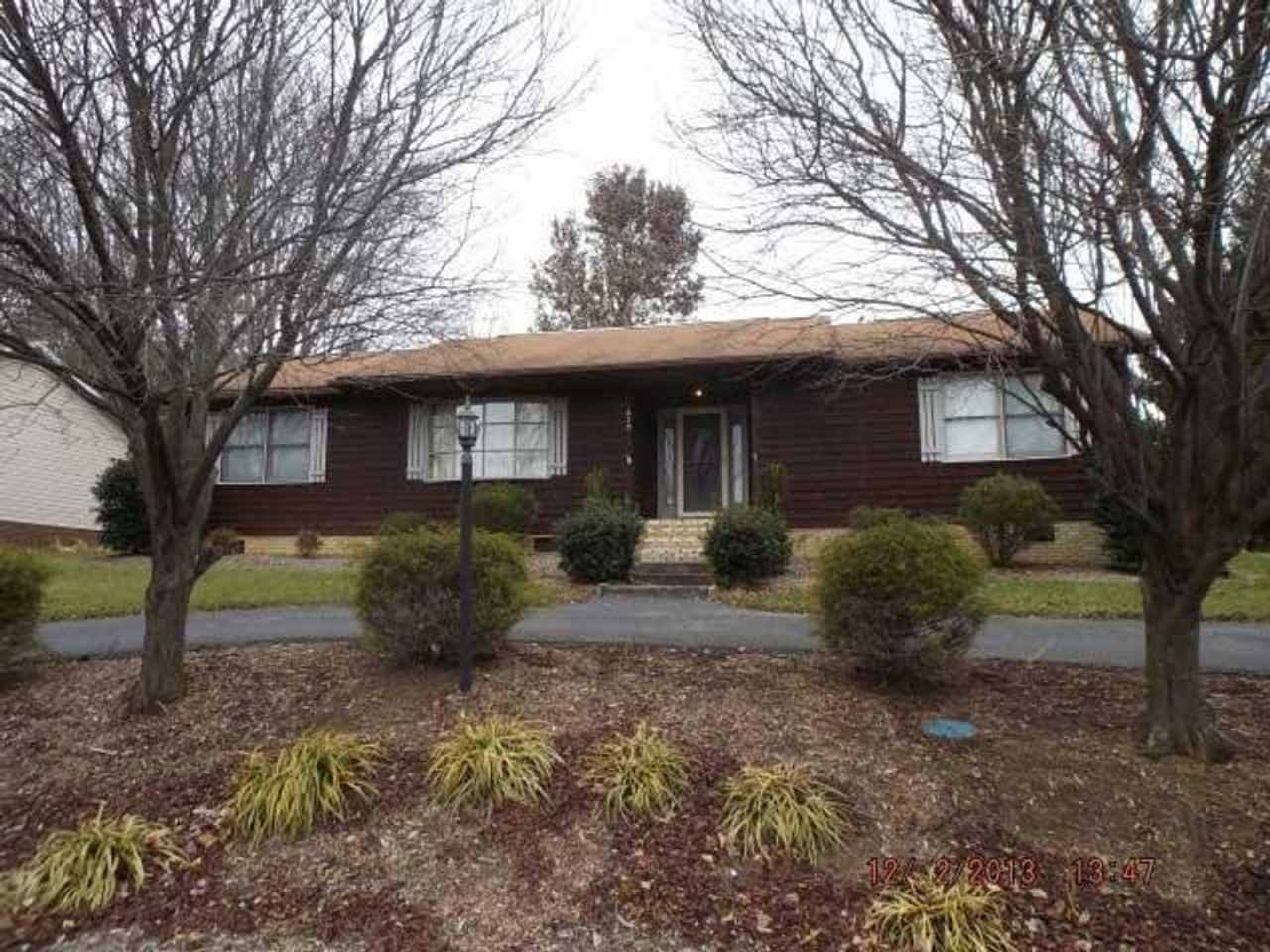 * RE-RENTAL AVAILABLE 12/16/25 * 3 Bedroom 2 Bath House
