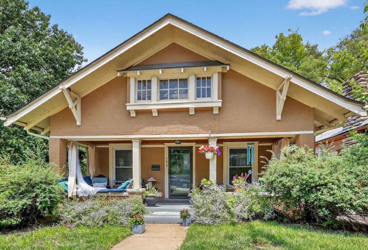 Great 3 Bedroom  2 Full Baths In GREAT South Plaza Location