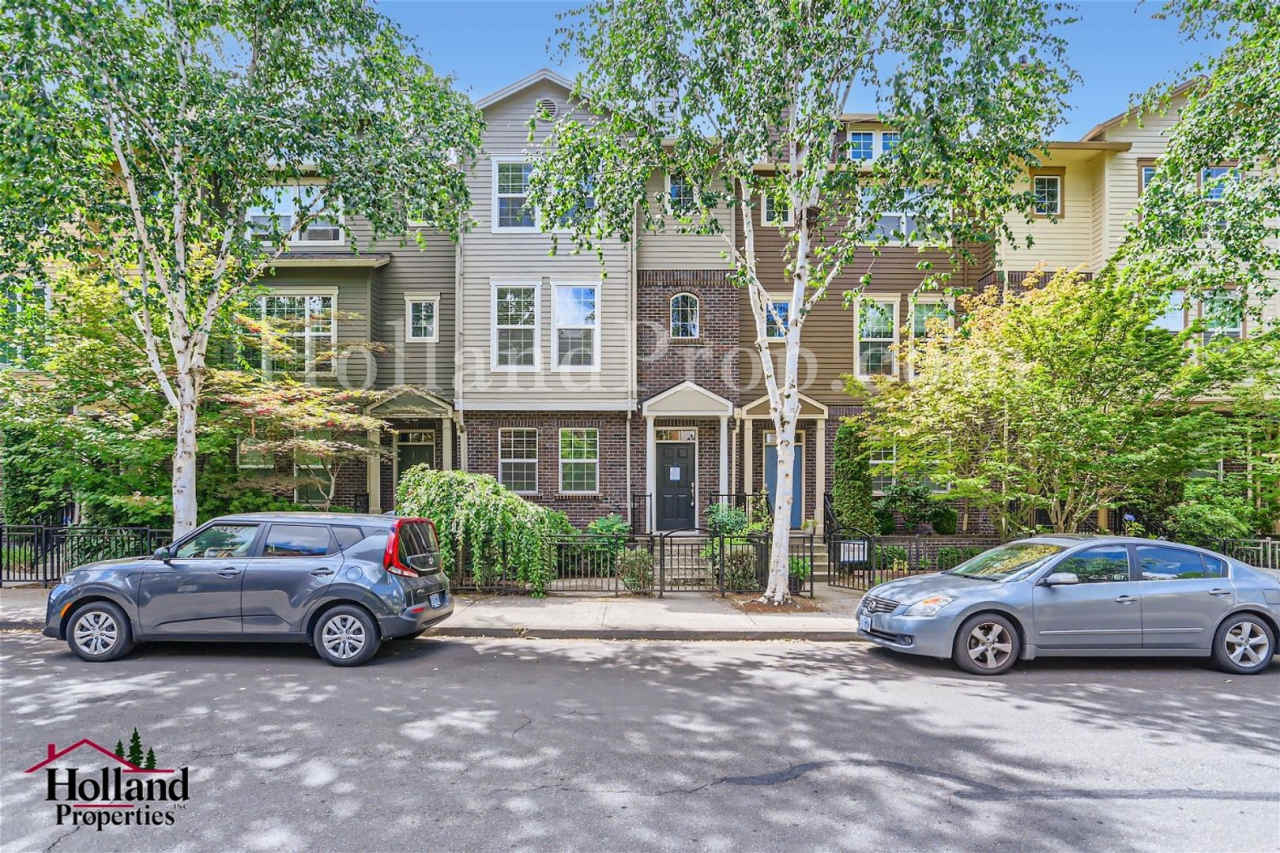 Lovely 3-Level Townhouse in great Hillsboro location!