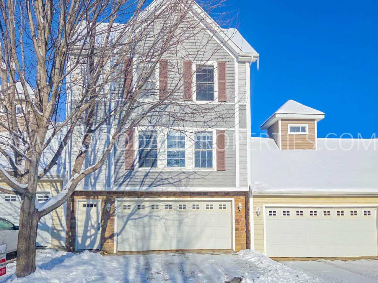 2 Bedroom, 2.5 bath townhome in Urbandale with attached 2 car garage!!!