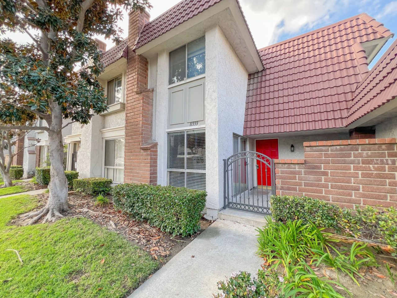 Cypress 2 Bed Townhome - 2 Car Garage - Gorgeous - Amenities Galore!!!!!