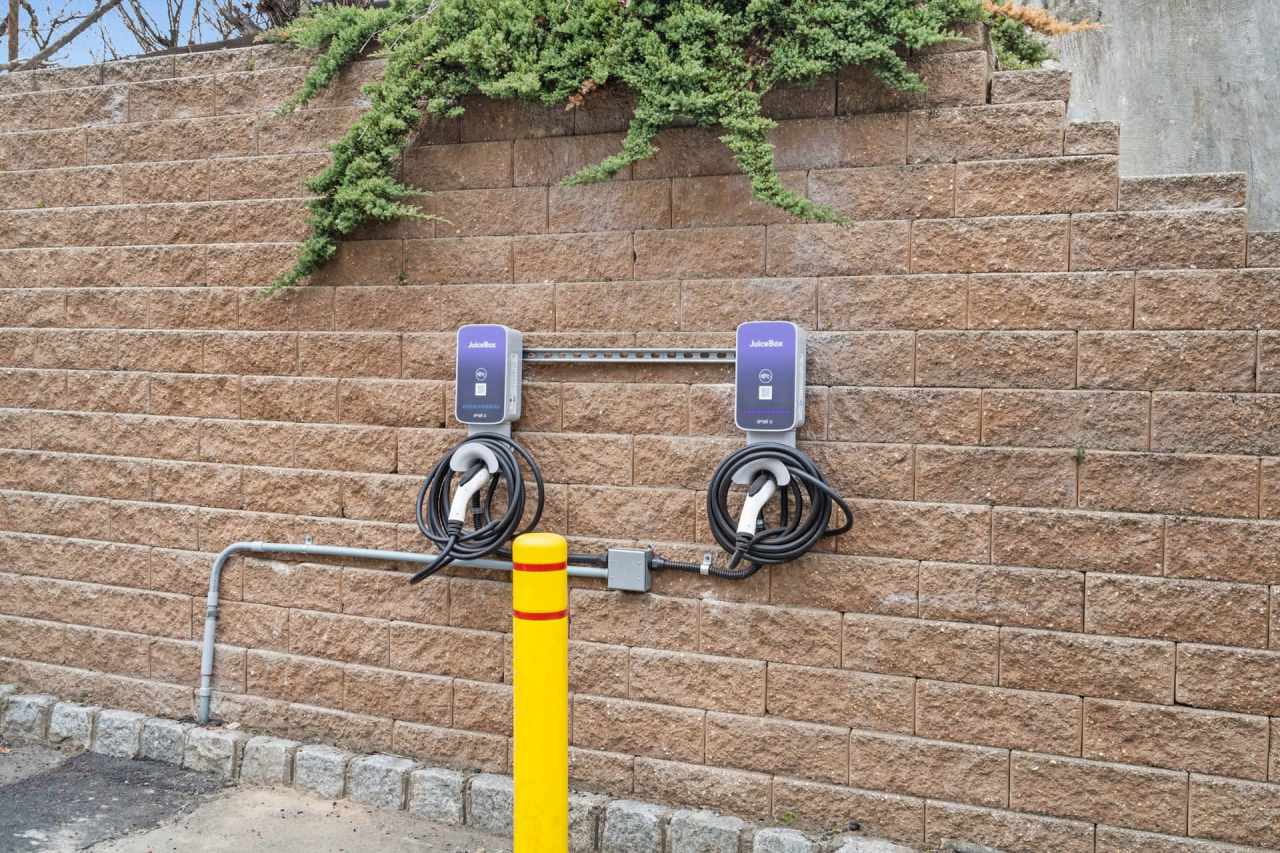 LAFAYETTE COURT L.L.C.