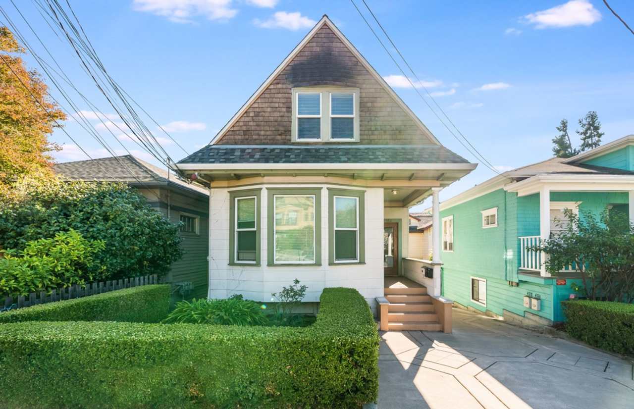 4382 Howe St - 2 bedroom | 1 bathroom | Upper Unit