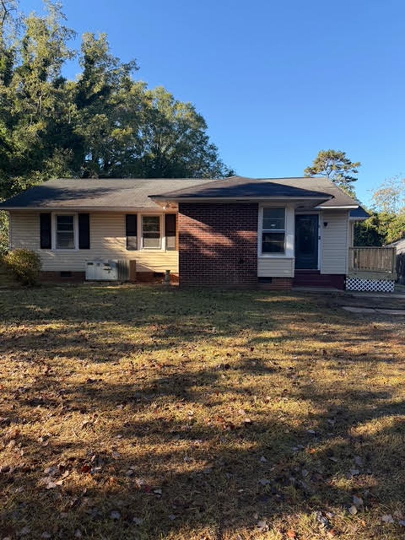 Charming 4BR/2BA House w/ Fenced back yard!