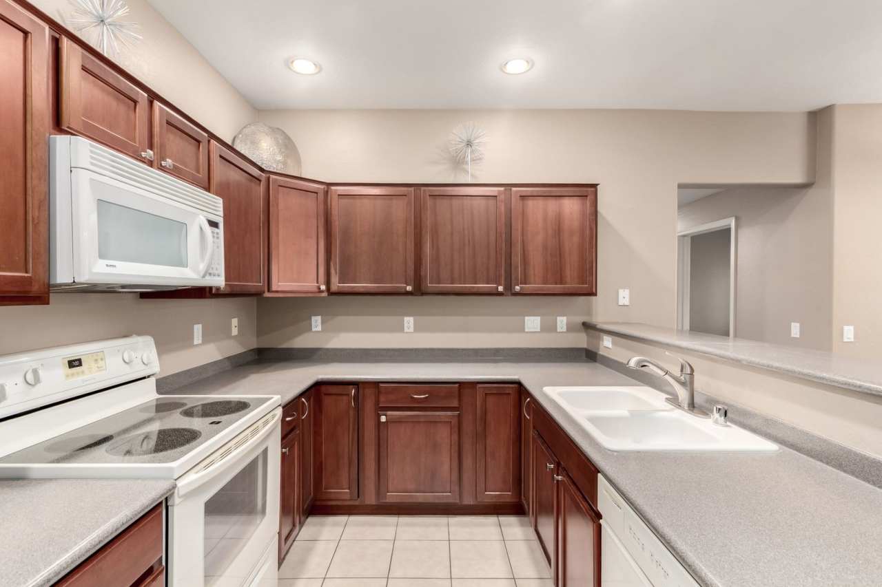 Stylish 2-Bed Condo Steps from Fountain Park!