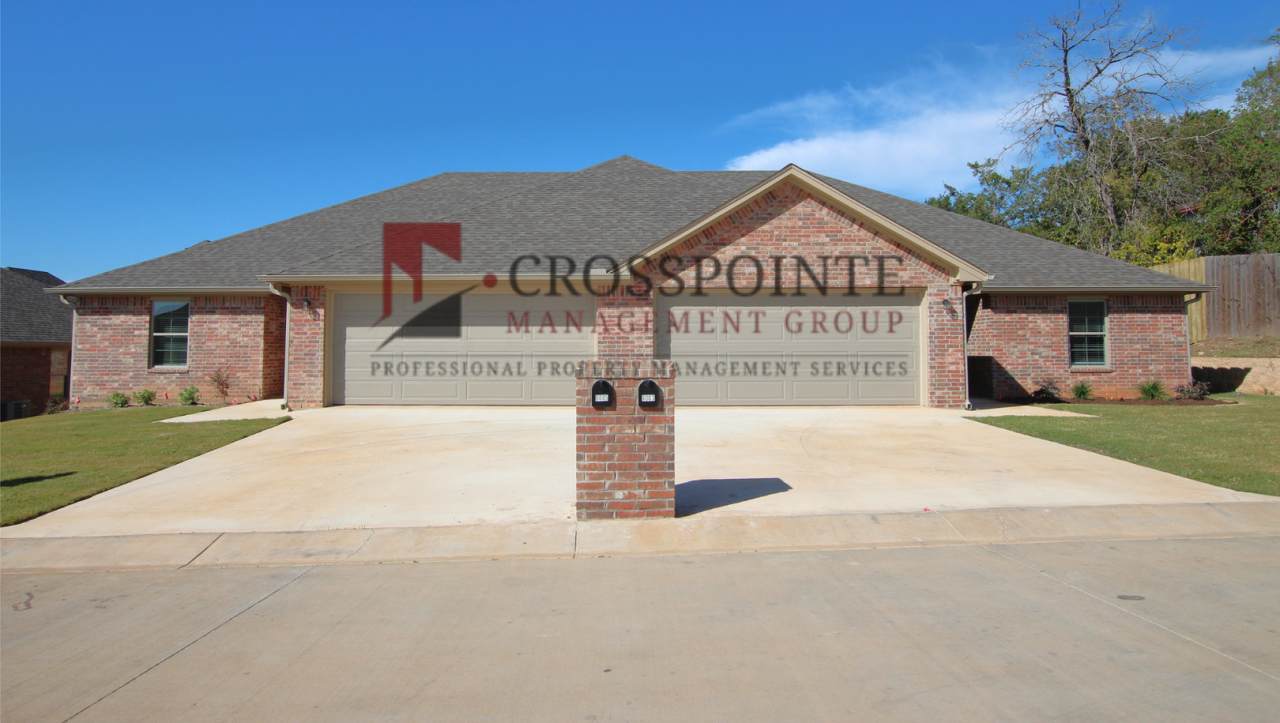 Beautiful 3 Bedroom 2 Bathroom Townhouse in South Tyler! Now offering 1st full month rent free!