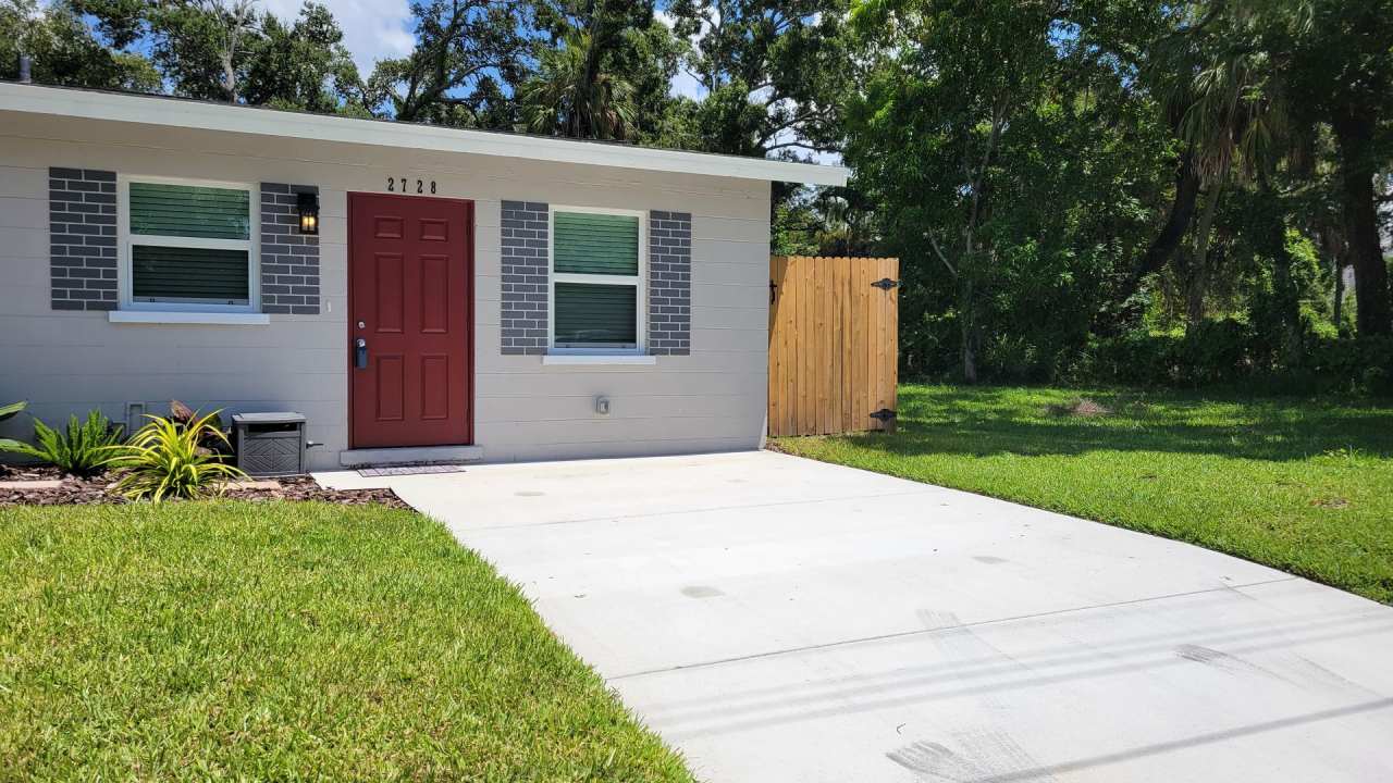 Annual UNfurnished Beautifully totally renovated duplex in Sarasota