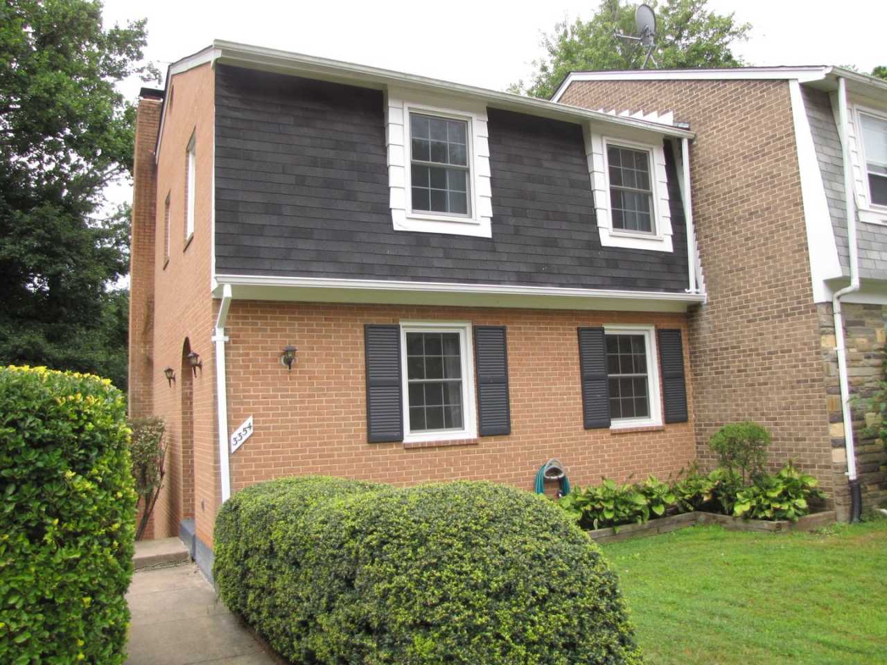 Beautifully updated brick end-unit townhouse in Annandale!