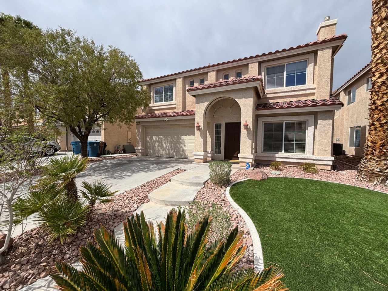 Beautiful two-story home with 4 BED / 2.5 BATH w Loft located in Henderson Nevada!