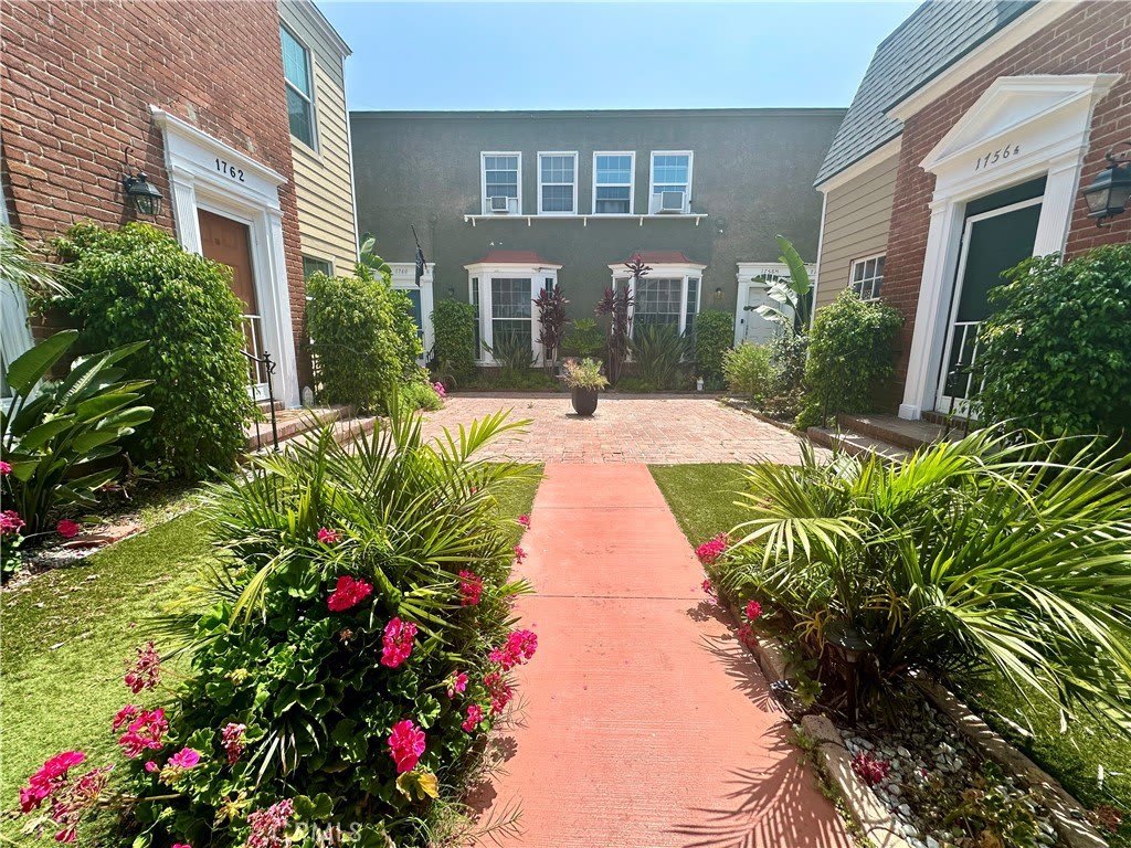 1760 Las Palmas Avenue 1/2