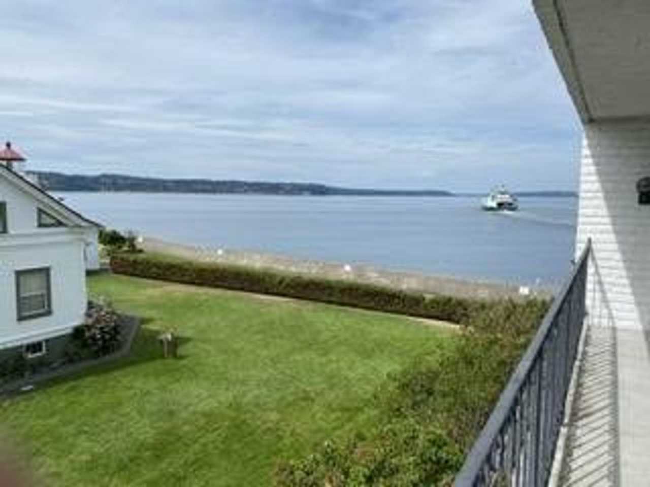 RARE on the Waterfront, beach, Sound view 2 bdrm, 1.75 bath with private dock (for building residents only)