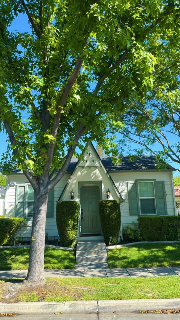 MOVE IN SPECIAL!!!! $500.00 off rent with possession by 10/15/2025