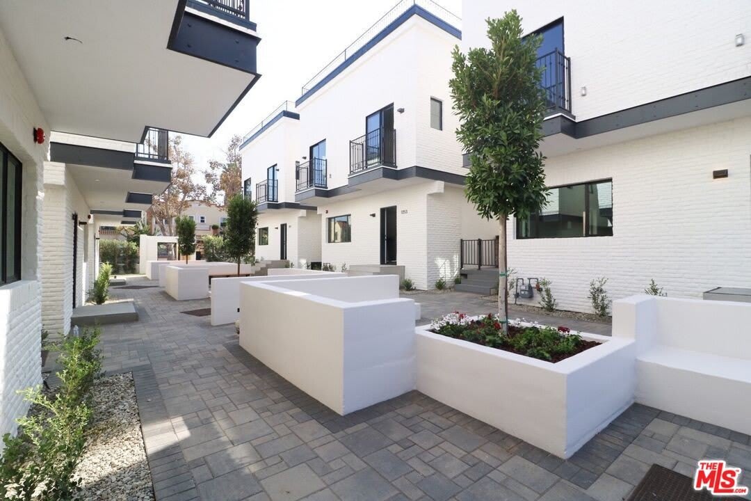 1247 S Plymouth Blvd