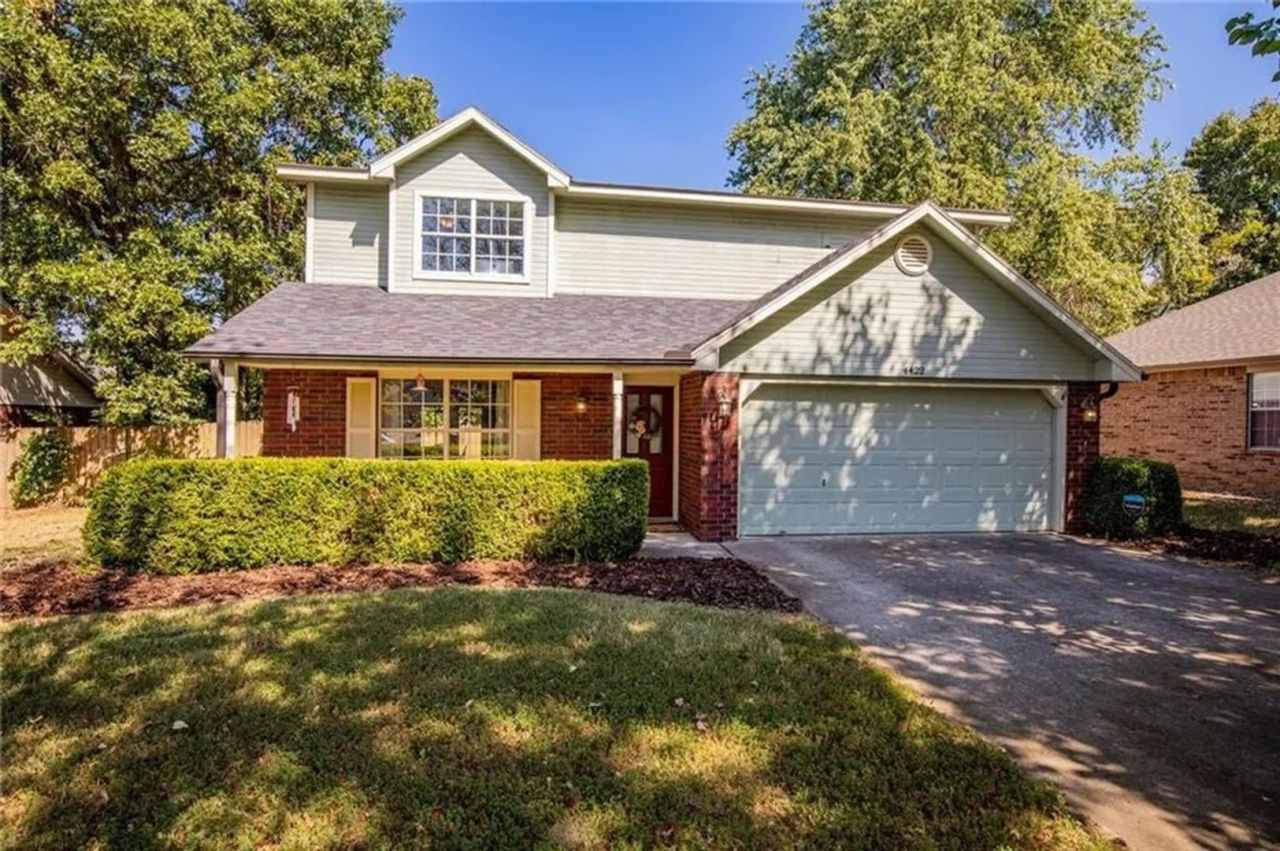BEAUTIFUL HOME IN GREAT LOCATION! EASY ACCESS TO I-49!