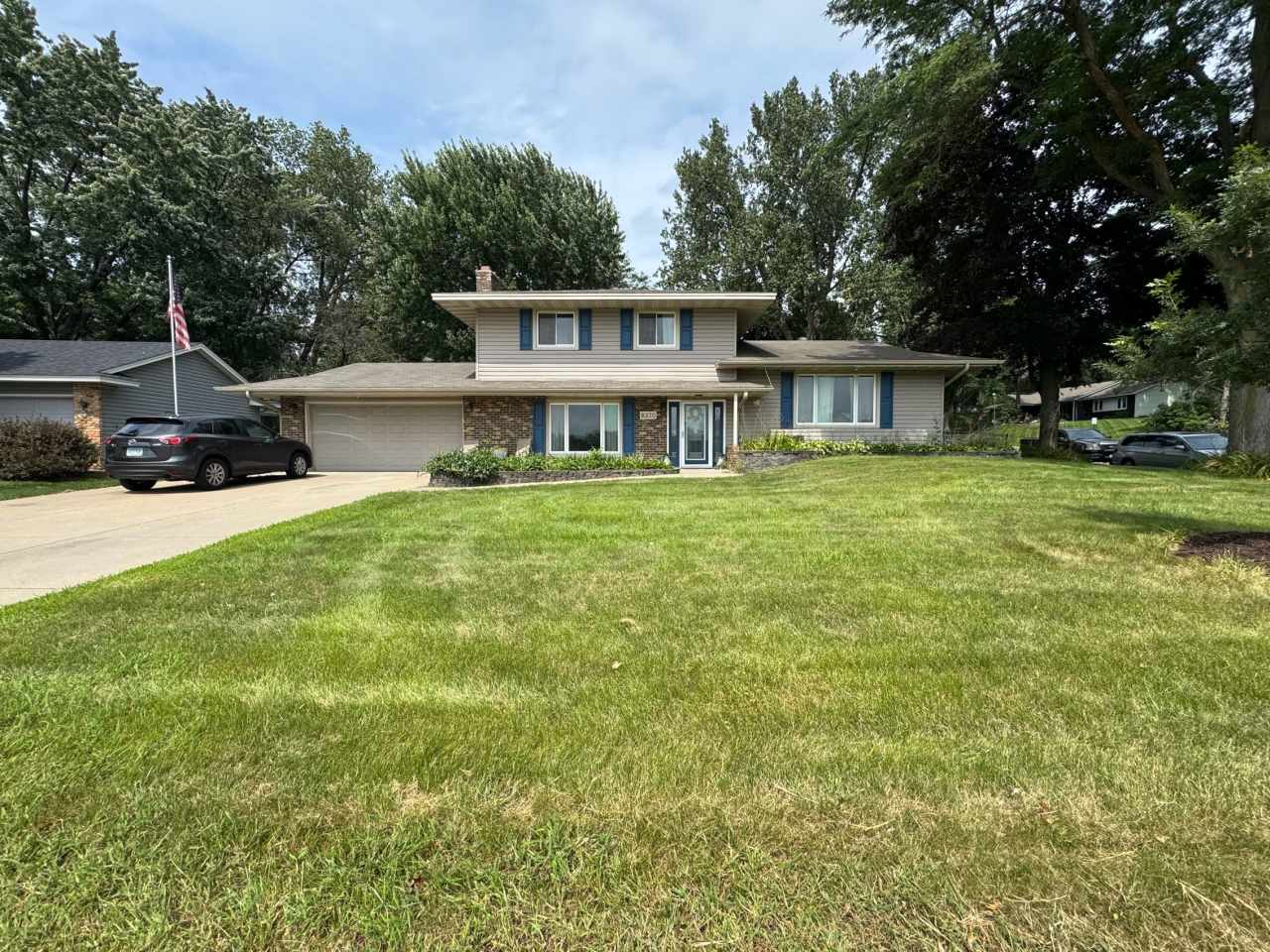 8370 Hillside Trail South