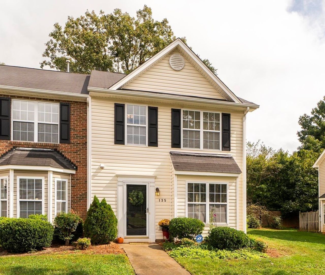 Beautiful 3 Bedrooms/2.5 Baths Townhome!! Ready to move in MAY!!!!