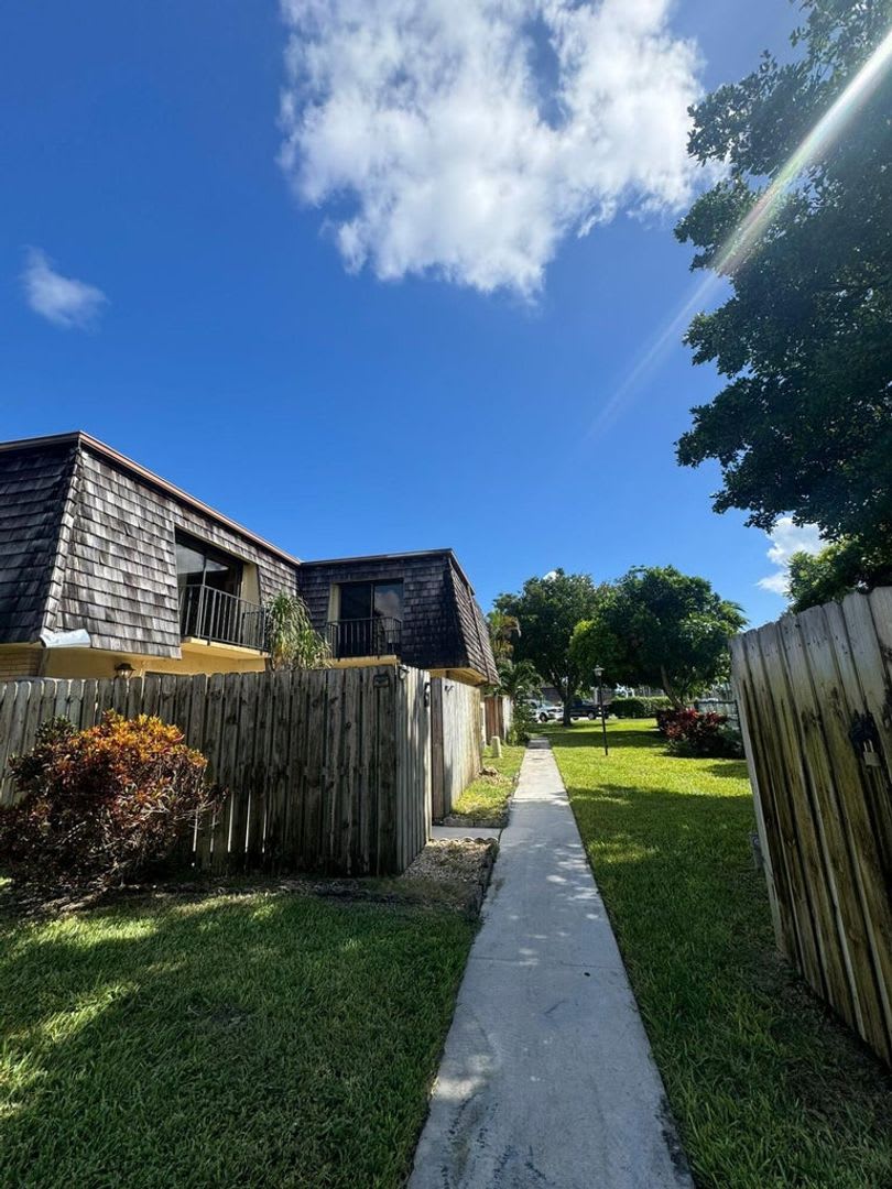 Charming townhouse 2 bed 2 bath in great location!