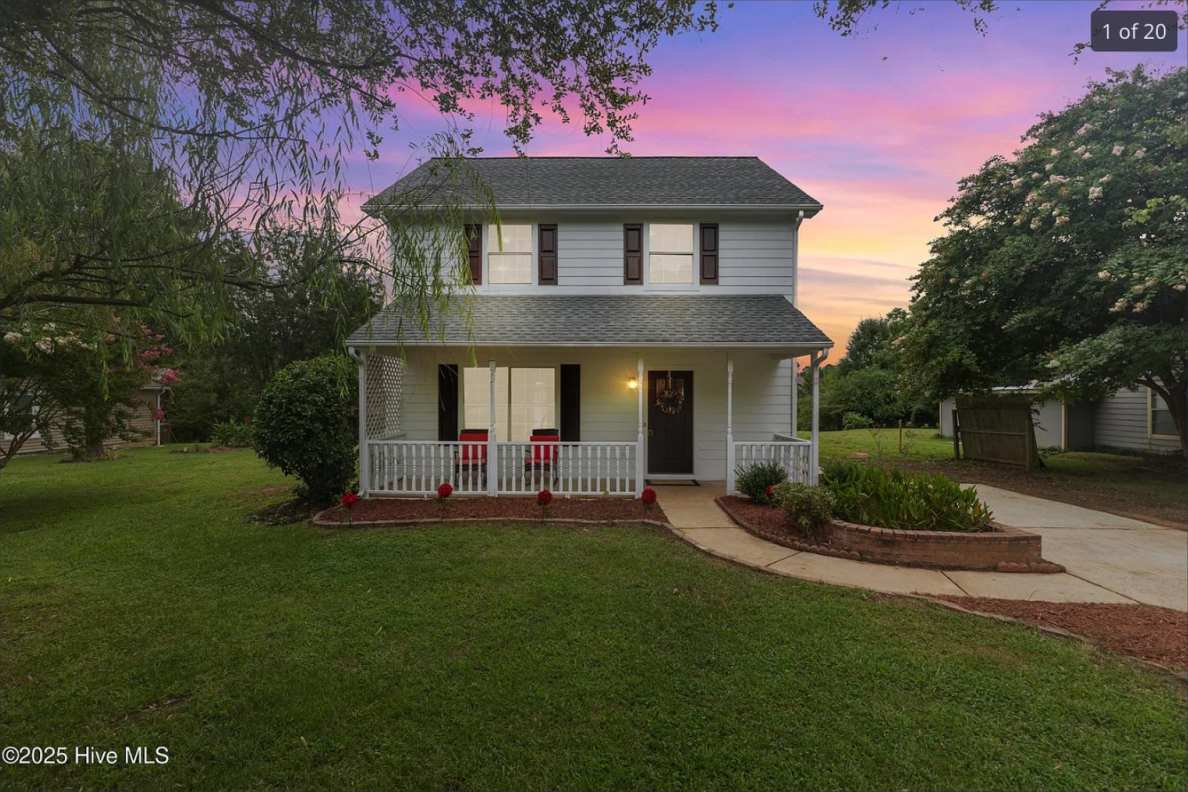 Room in 3 Bedroom Home at Country Ln