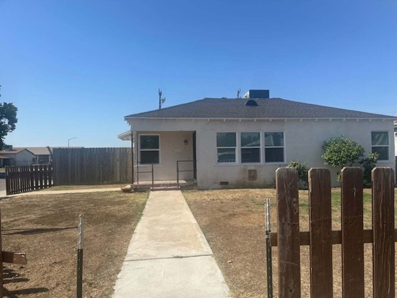 501 Linda Vista Drive -House w/ Back Apartment