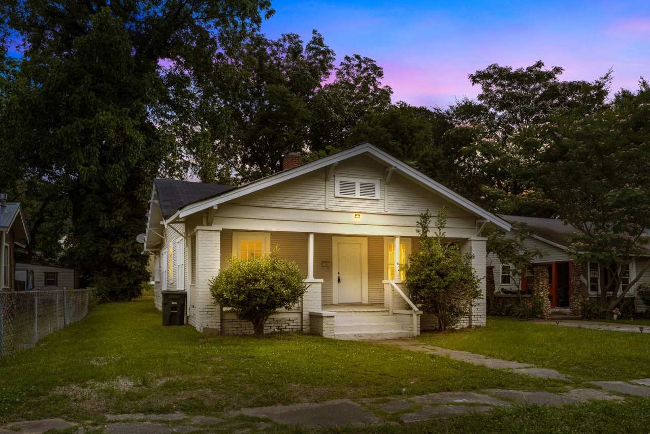 Charming 4 Bedroom, 2 Bathroom house