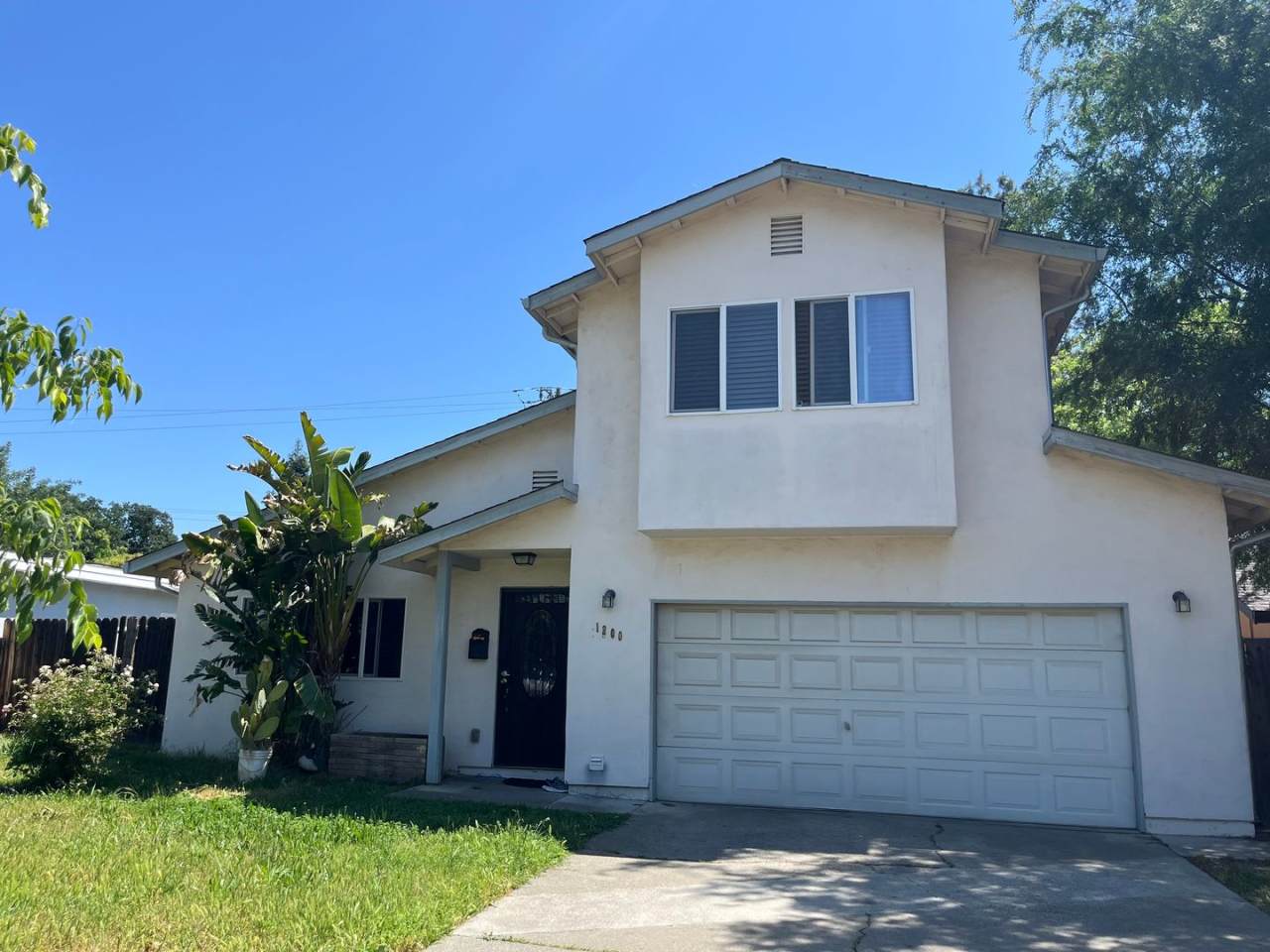 Large 2-Story Home Close to Downtown