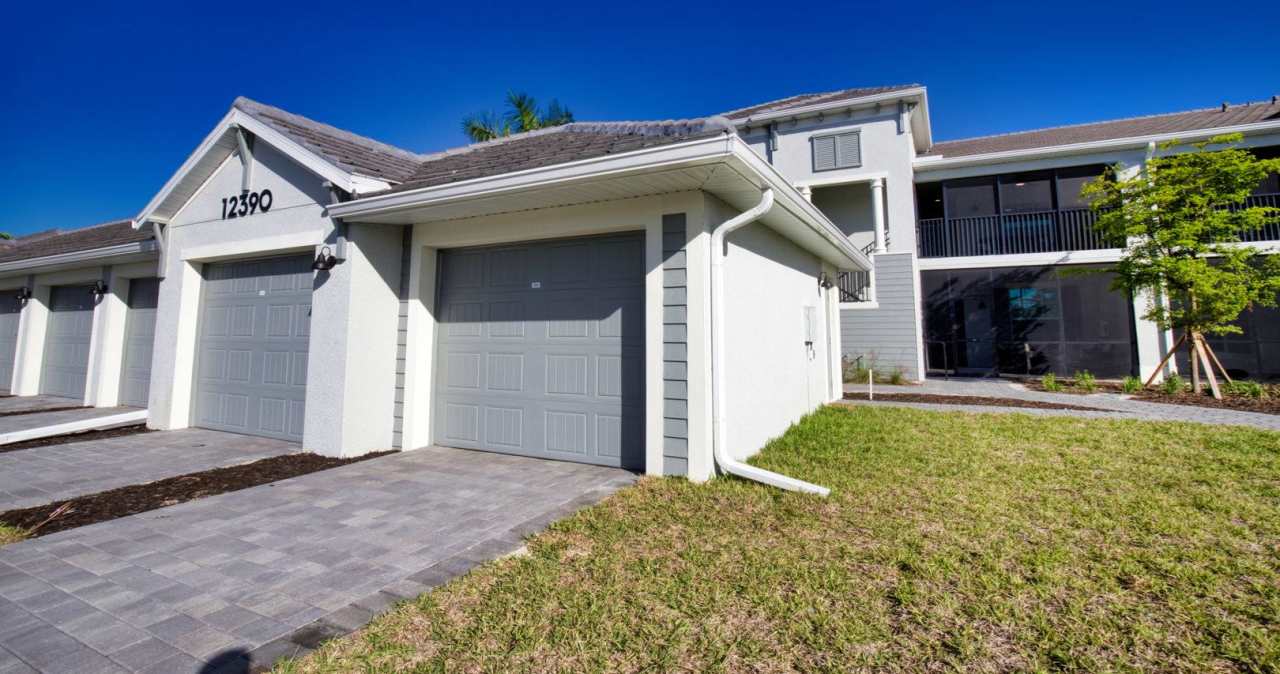 Seasonal Short-Term Second Floor Condo with Golf Membership located in Wellen Golf  Country Club!