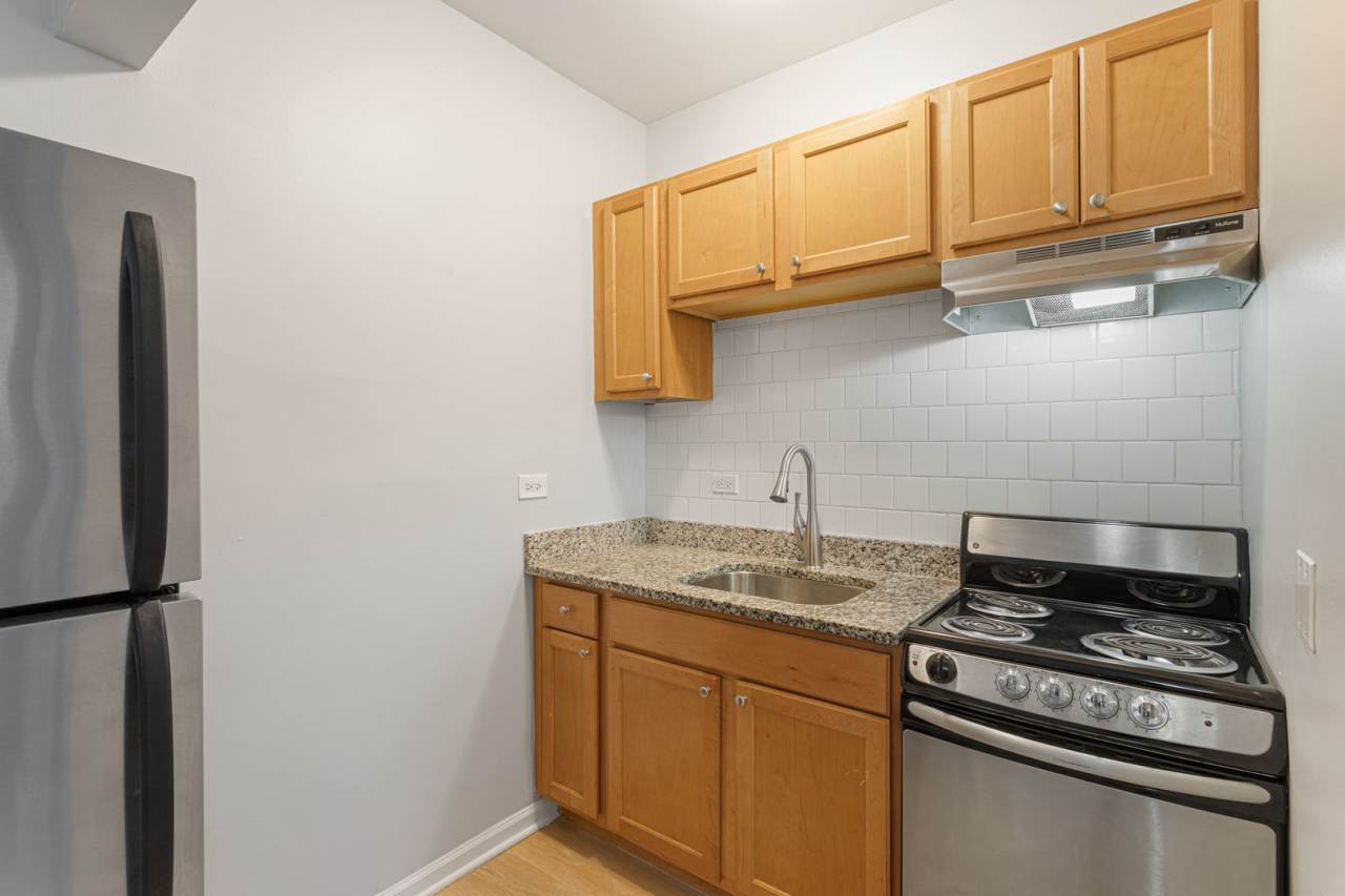 7451 N Greenview Ave