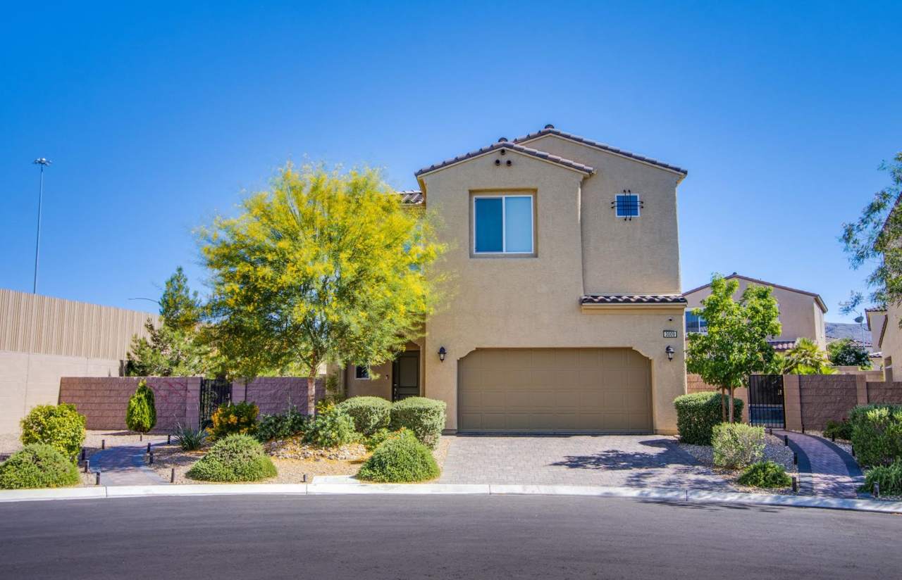 BEAUTIFUL 3 Bedroom, 3 Bath home with a loft Located in Southern Highlands