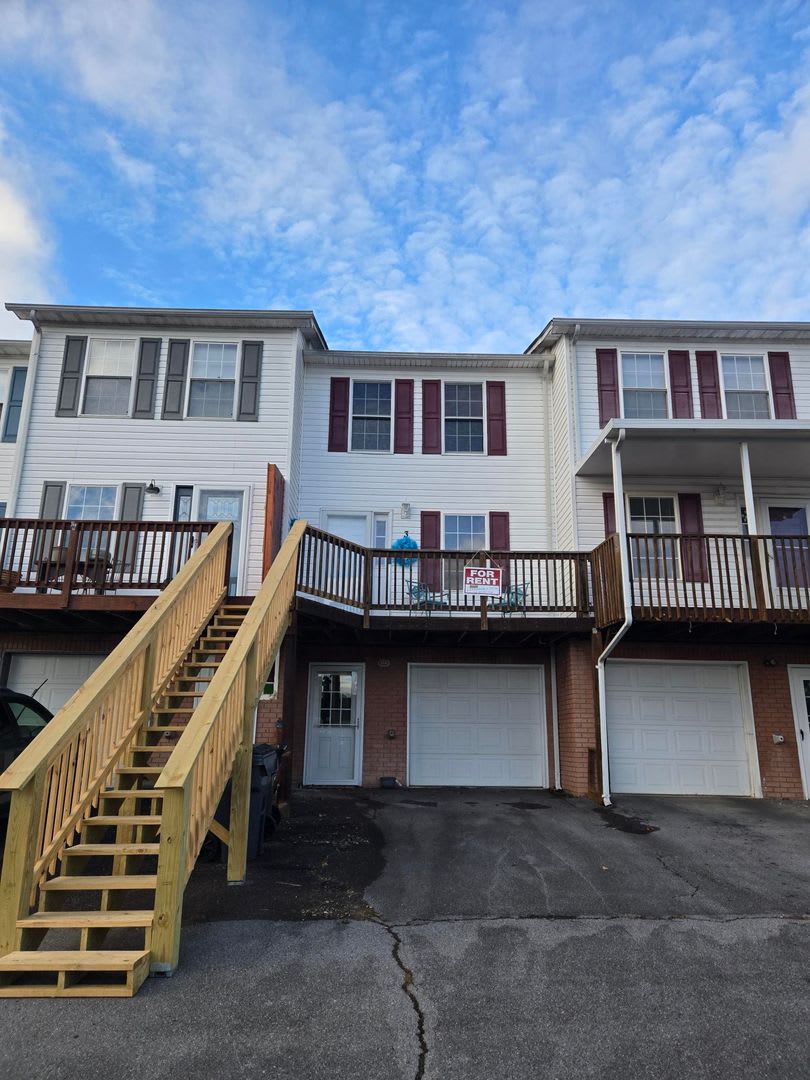 3 Bedroom 1.5 Bath Town Home in Bristol