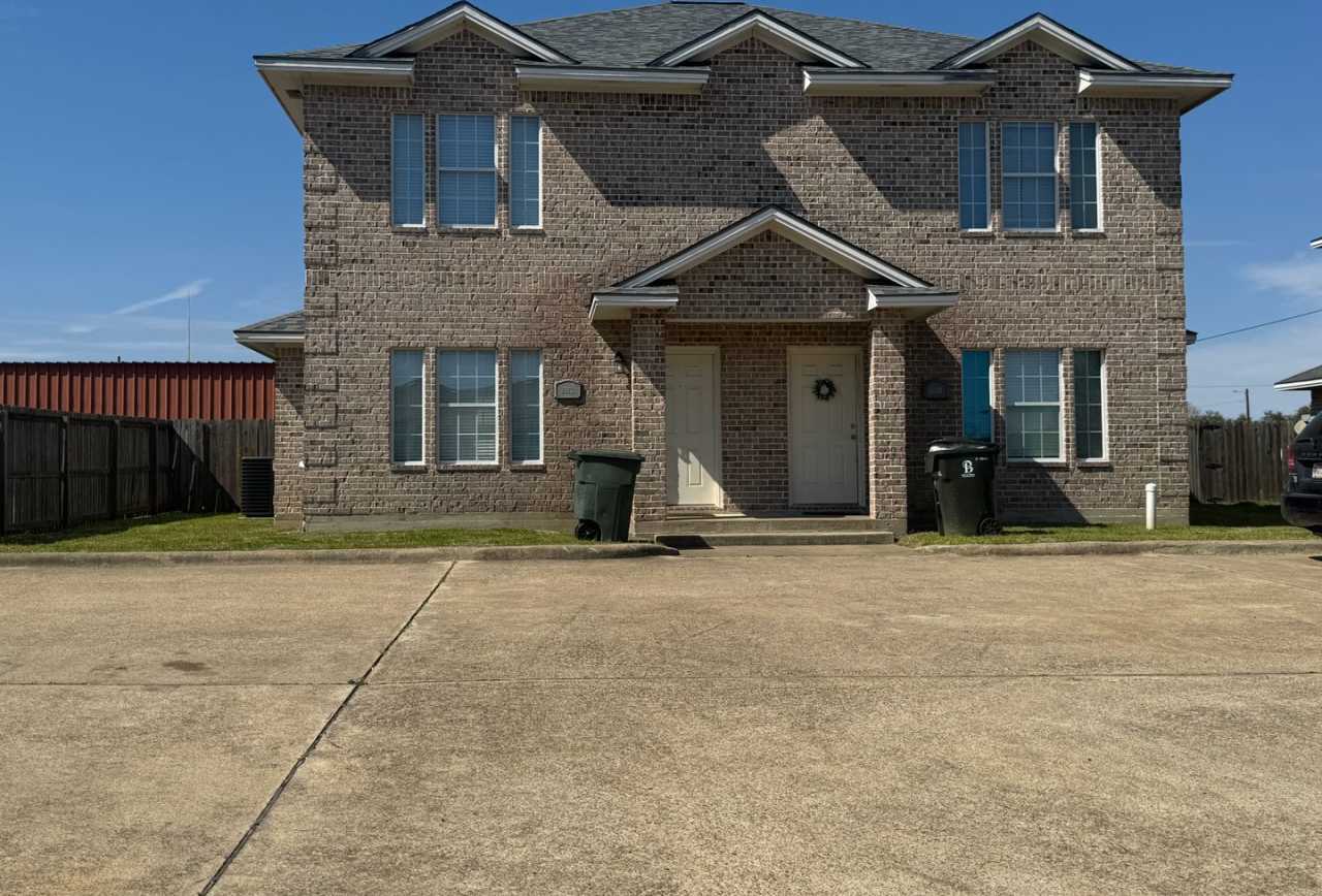 AUGUST MOVE IN!! Spacious 3 bedroom 3 Bathroom Duplex with Yard Next to Blinn!