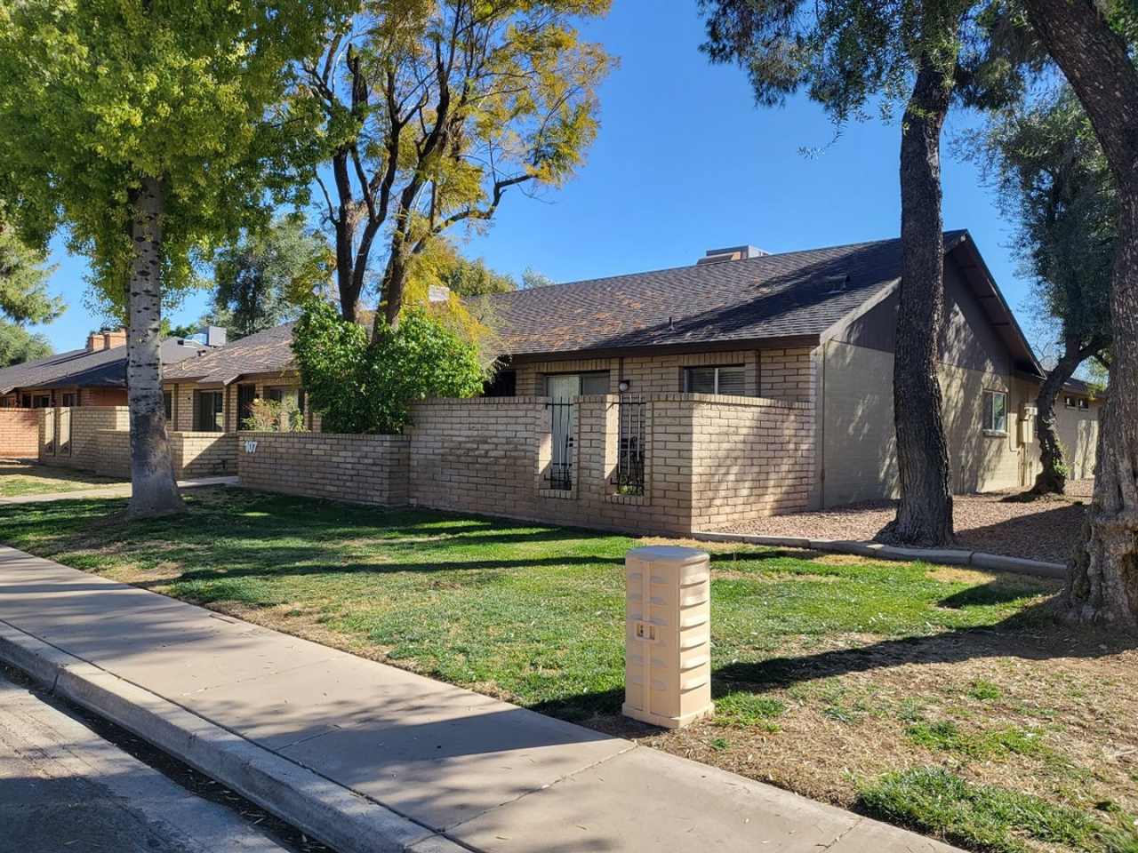 1ST MONTH RENT FREE!!! GREAT SINGLE LEVEL UNIT IN TEMPE!