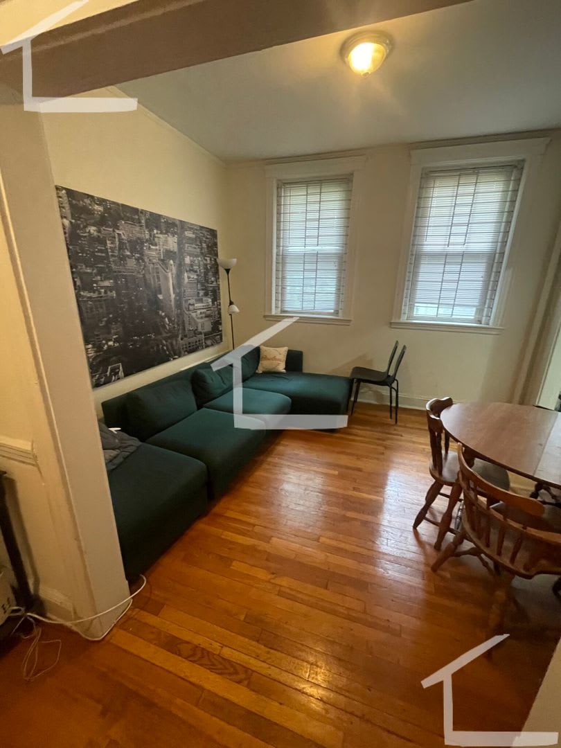 Large 3 bed unit right next to the Green Line in Brighton!