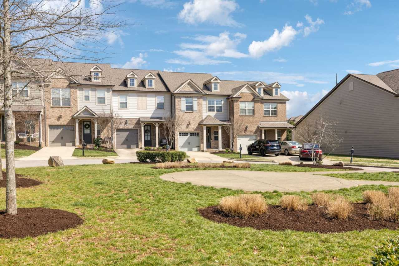 3 BR/2.5 BA Luxury Townhome