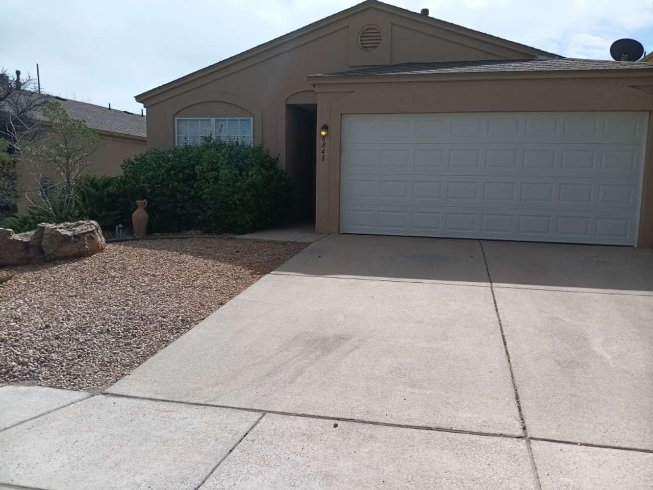 Beautiful 3 Bedroom 2 Bathroom Home Located in Ventana Ranch!!