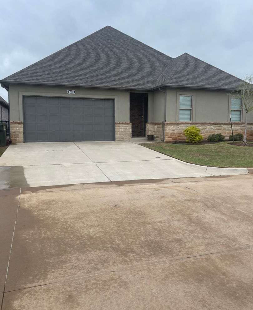 3 bedroom 2.5 bathroom in gated community!