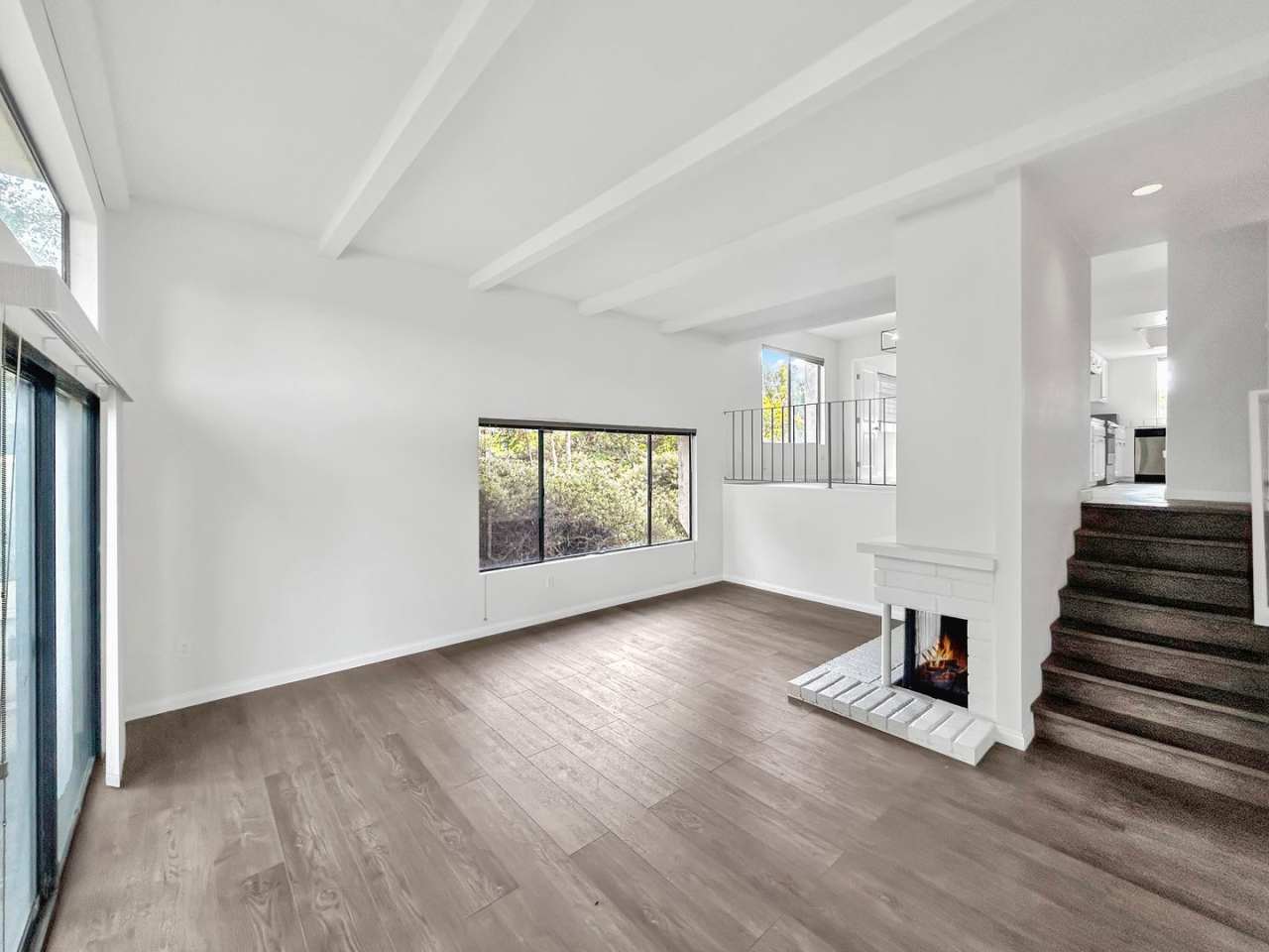 Beautiful 3BD/3BA W/ Attached Garage and In-Unit Laundry in La Jolla!