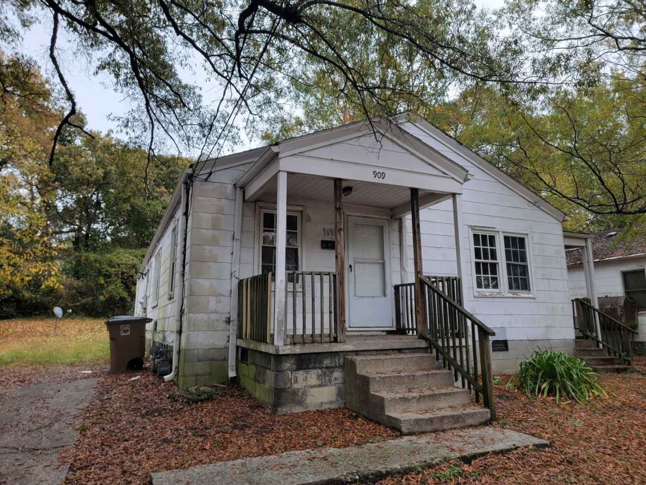 2 Bedroom 1 Bathroom Duplex!