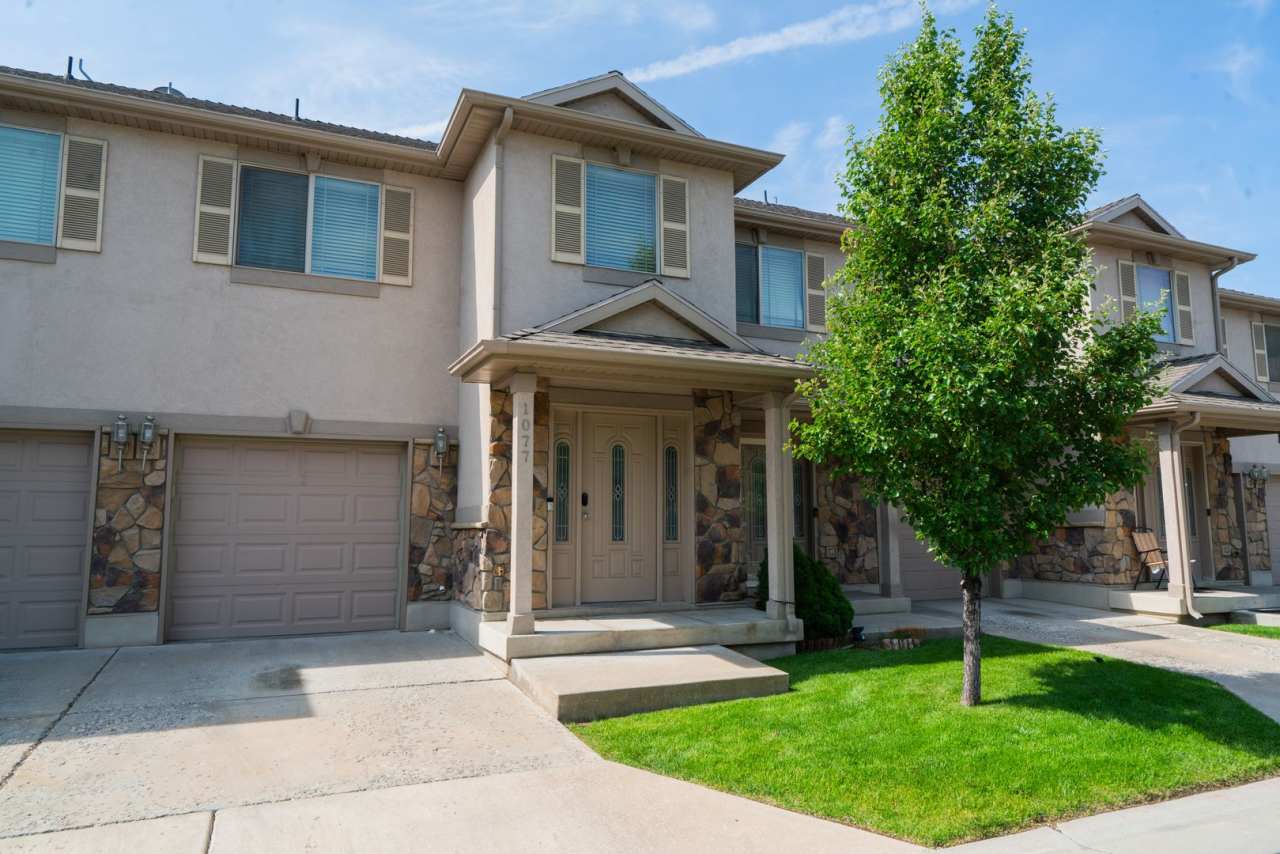 Modern 3 Bed, 2.5 Bath Townhouse - Excellent Location