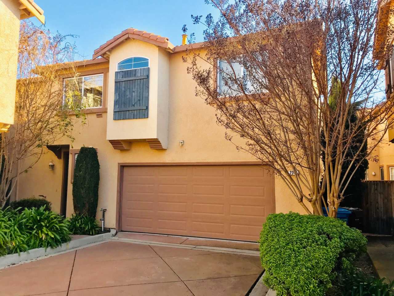 Beautiful 3 Bed 2.5 Bath Santa Clara Townhome. 2 Car Garage  Private Backyard