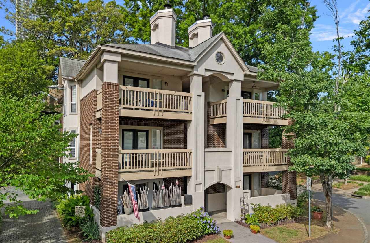 Unique 3 Bedroom/ 3 Full Bathroom 2 Story Condo in Historic Uptown Neighborhood