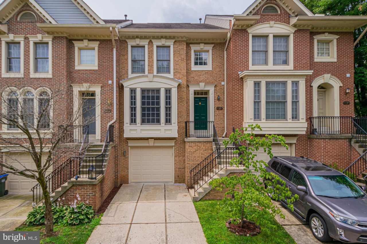 3916 MAXIMILIAN COURT