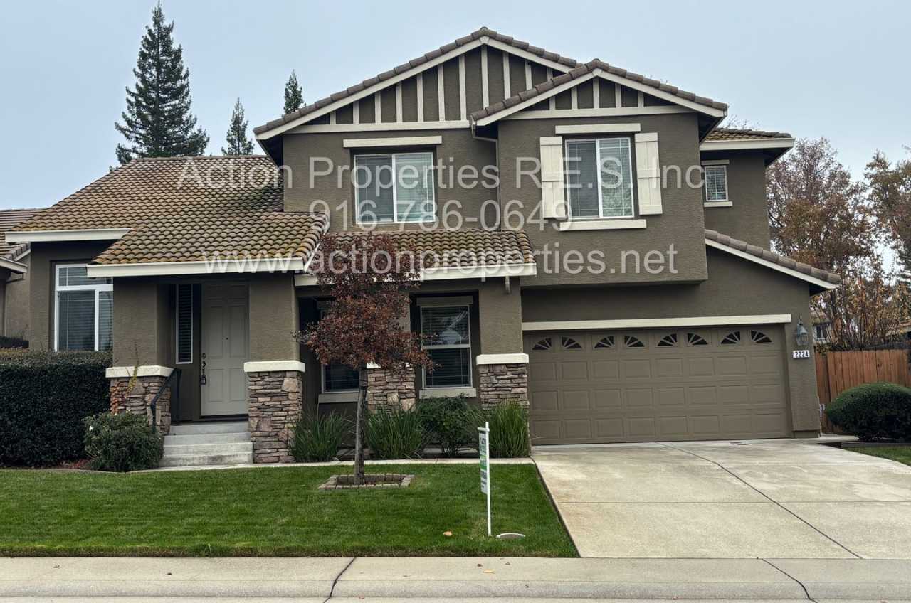 East Roseville, Tri Level 2657sqft 4 Bed 3 Ba, 3 Car Garage Large Bonus Room, close to Parks, Shopping, Hospital, Freeway Access