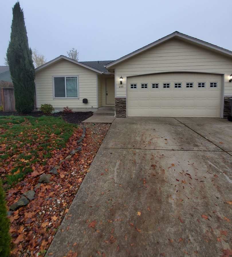 3 Bedroom, 2 Bathroom Home with a 2 Car Garage!