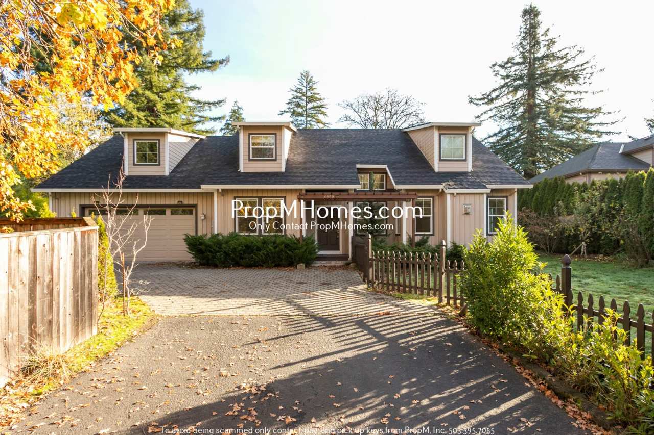 Gorgeous Home Near Multnomah Village - Four Bedrooms!