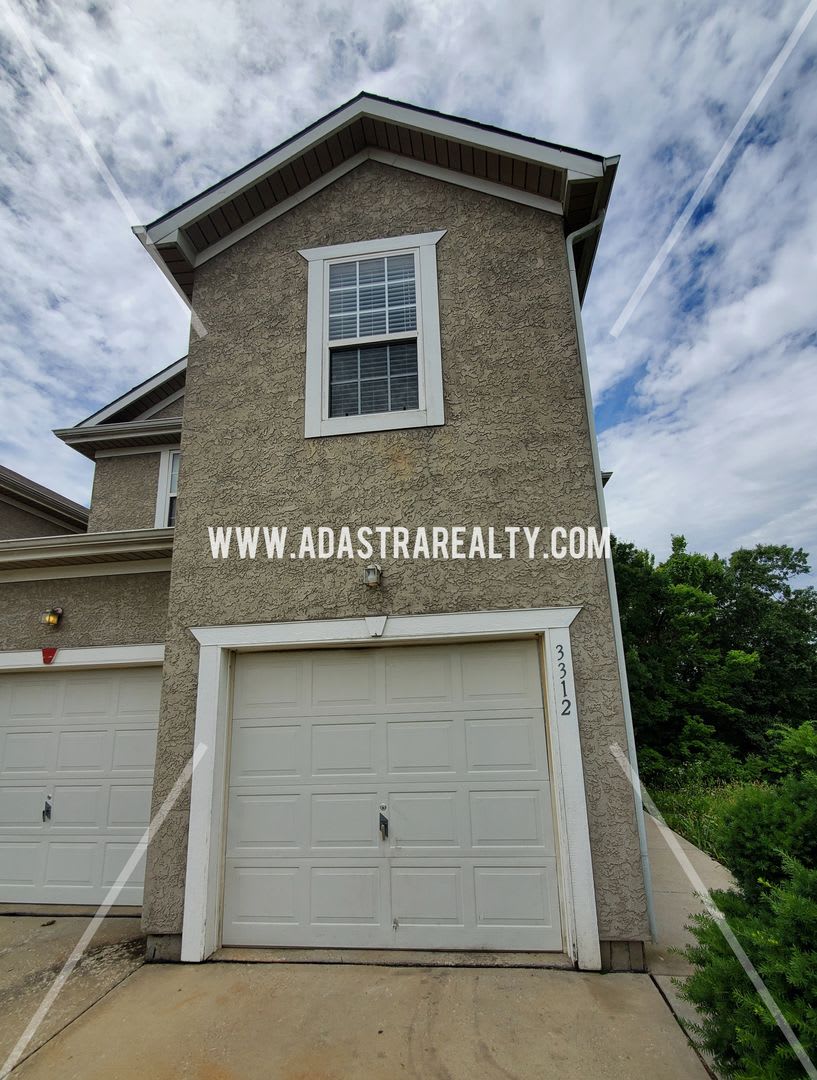 Spacious Townhome in Piper School District, KCK-Available NOW!!